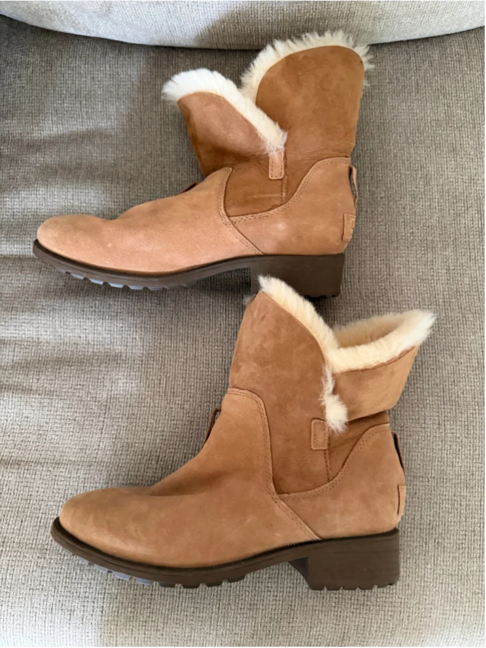UGG Women’s Suede Shearling Fold Over Ankle Boots Chestnut Brown Size 9